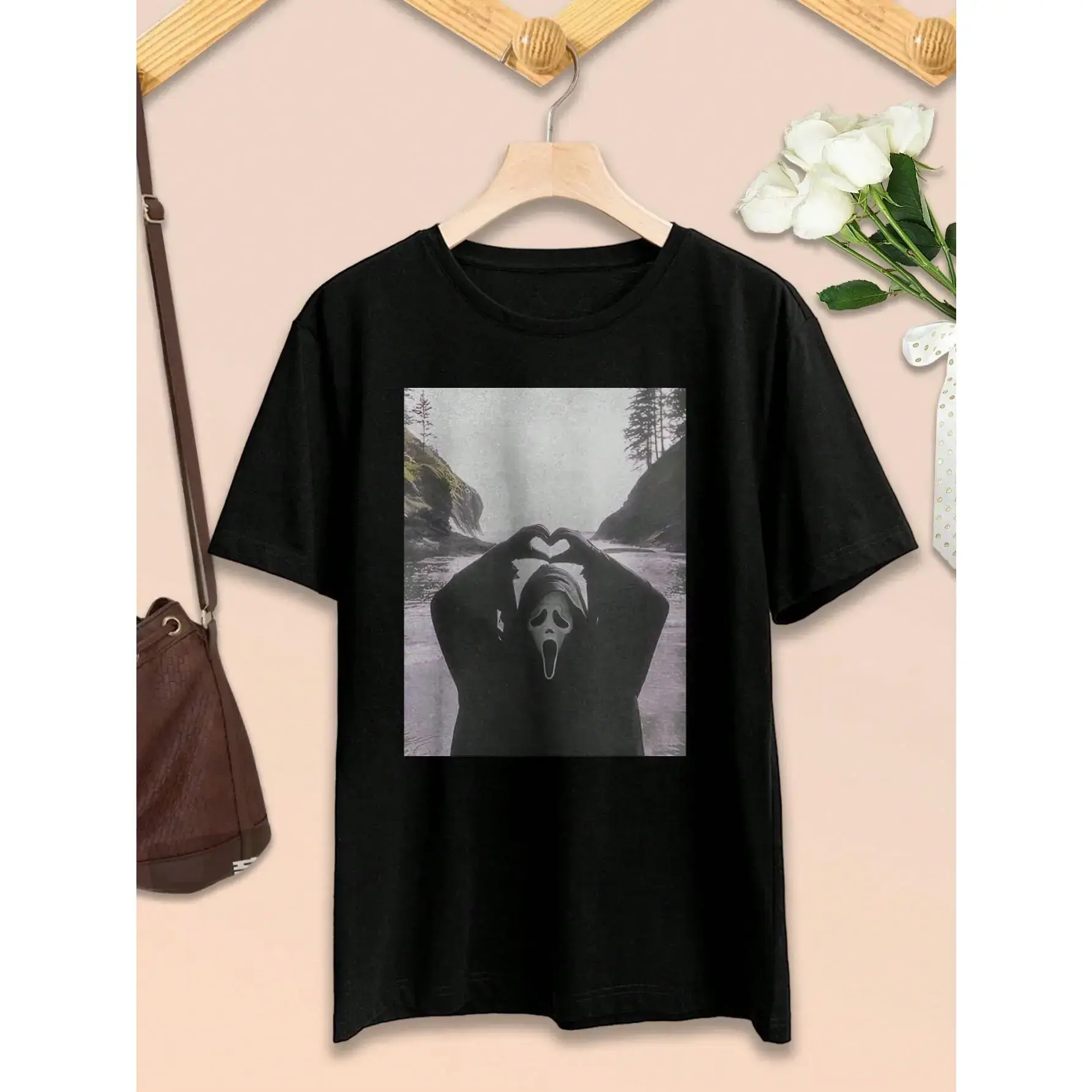 Women's Cotton T-shirt with Vintage 90s Ghostface Graphic, Fitted Short-Sleeve Casual Top, Horror Character Graphic Tee, Horror Character Graphic Women's T-Shirts