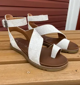 SALE!! Very G 'Steffy Tooled' White Sandals