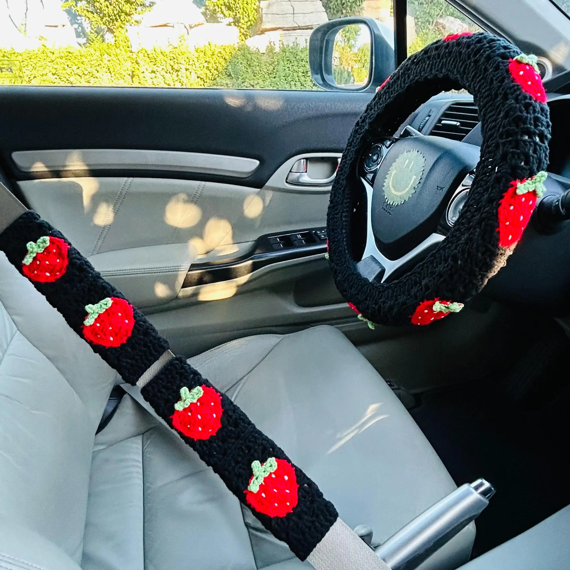 Strawberry Pattern Car Steering Wheel Cover & Seat Belt Cover, Handmade Crochet Car Interior Decoration Set, Car Accessories for Women & Girls, Girly Car Interior Sets, Car Interior Accessory, Car Accessories Cute