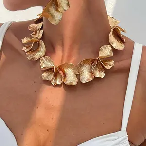 European and American fashion pleated texture flower jewelry, personalized design alloy three-dimensional petal necklace