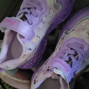 Kids Casual Shoes Girls Cartoon Breathable Non-Slip LED Light Sneakers Unisex Luminous Sneakers for Girls Sport Running Shoes Girl Birthday Present Comfortable & Playful Kids Shoes