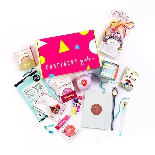 Ultimate Glam Makeup Cosmetic Set that includes a Character Makeup Bag Gift