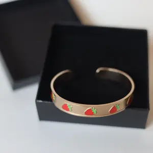 Fresa Stainless Steel Bracelet with Strawberry Design Classic Striped Pattern Elegant and Versatile Accessory Unisex Jewelry