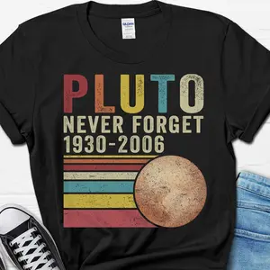 Pluto Never Forget T-Shirt - Retro Dwarf Planet Design - Funny Outer Space & Solar System Humor Tee F4L