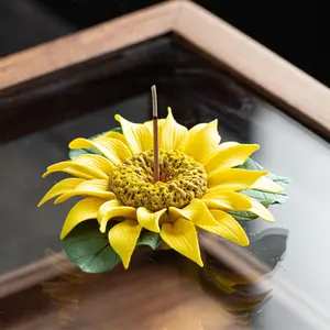 Wholesale handcrafted sunflower ceramic incense holders, sunflower incense stick holders, aromatherapy ceramic ornaments.