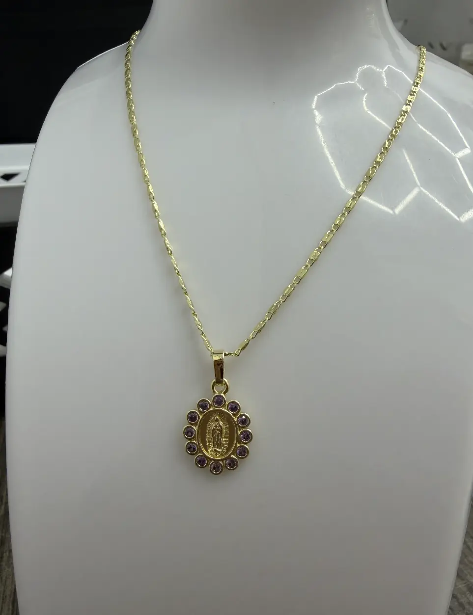 Cadena con dije Virgen Guadalupe en oro laminado. Medida cadena 18” con extensión a 20”