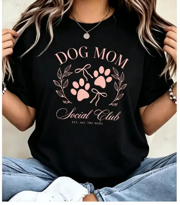 Women's Graphic T-Shirt - Dog Mom Social Club Pet All The Dogs Text Print Design with Pink Dog Paw Bow & Laurel Wreath Graphic, Short Sleeve Round Neck Casual Tee for Spring Summer Fall, Machine Washable