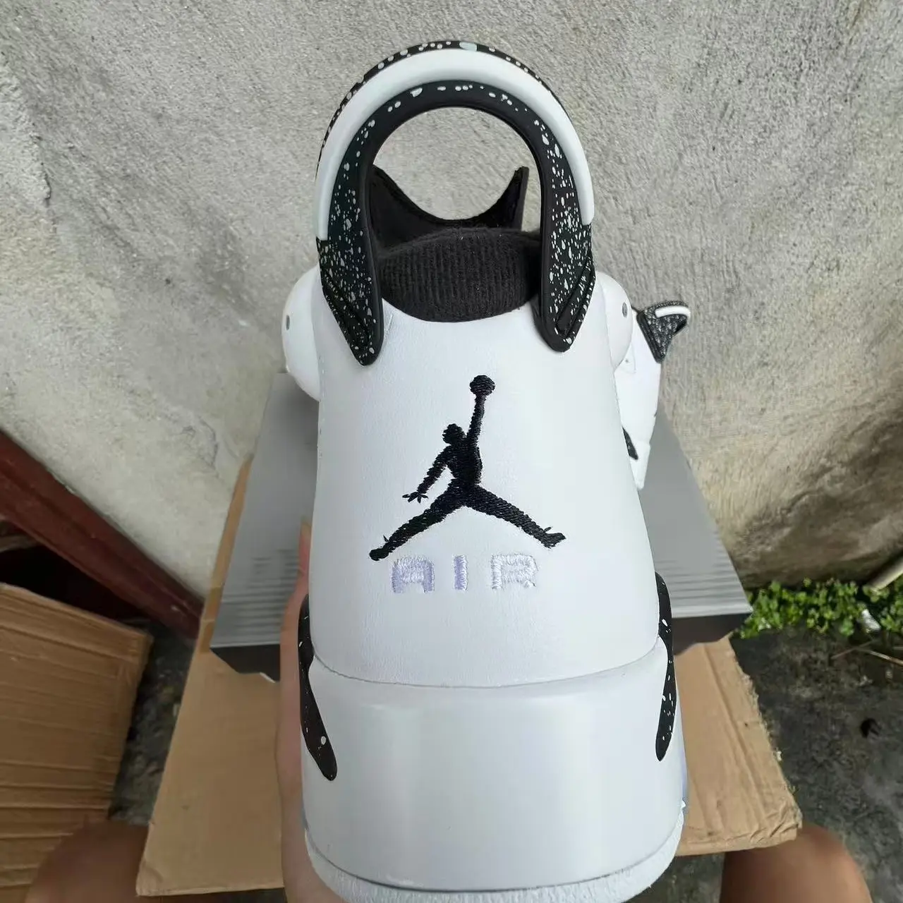 Unisex 1-2 Tone Mid-Top Retro Basketball Sneakers, White-Black Leather Upper, White Transparent Traction Outsole, Lace-Up Breathable Street Casual Sports Shoes for Daily Wear