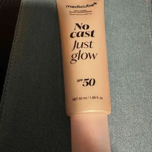 Product Review of [NEW] [medicube] No Cast Just Glow Collagen Sunscreen | SPF 50 Broad Spectrum Face Sunscreen | Lightweight, Non-Sticky, Hydrating Formula | No White Cast or Residue | Peptide, Cica for Soothing & Natural Glow from K**e