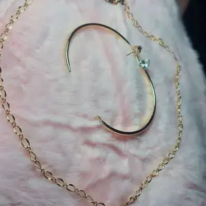 Set de cadena bangle y aretes de corazón en oro laminado