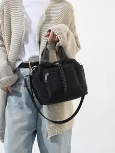 Fashionable solid color practical texture drawstring drawstring bucket bag, multiple zipper pockets design, reasonable separation, versatile item for daily commuting and outdoor activities, full of leisure atmosphere