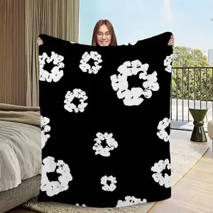 Luxurious and comfortable flannel soft plush blanket, suitable for sofas, stylish living rooms, offices, bedrooms, as a gift for travel. Single-sided design