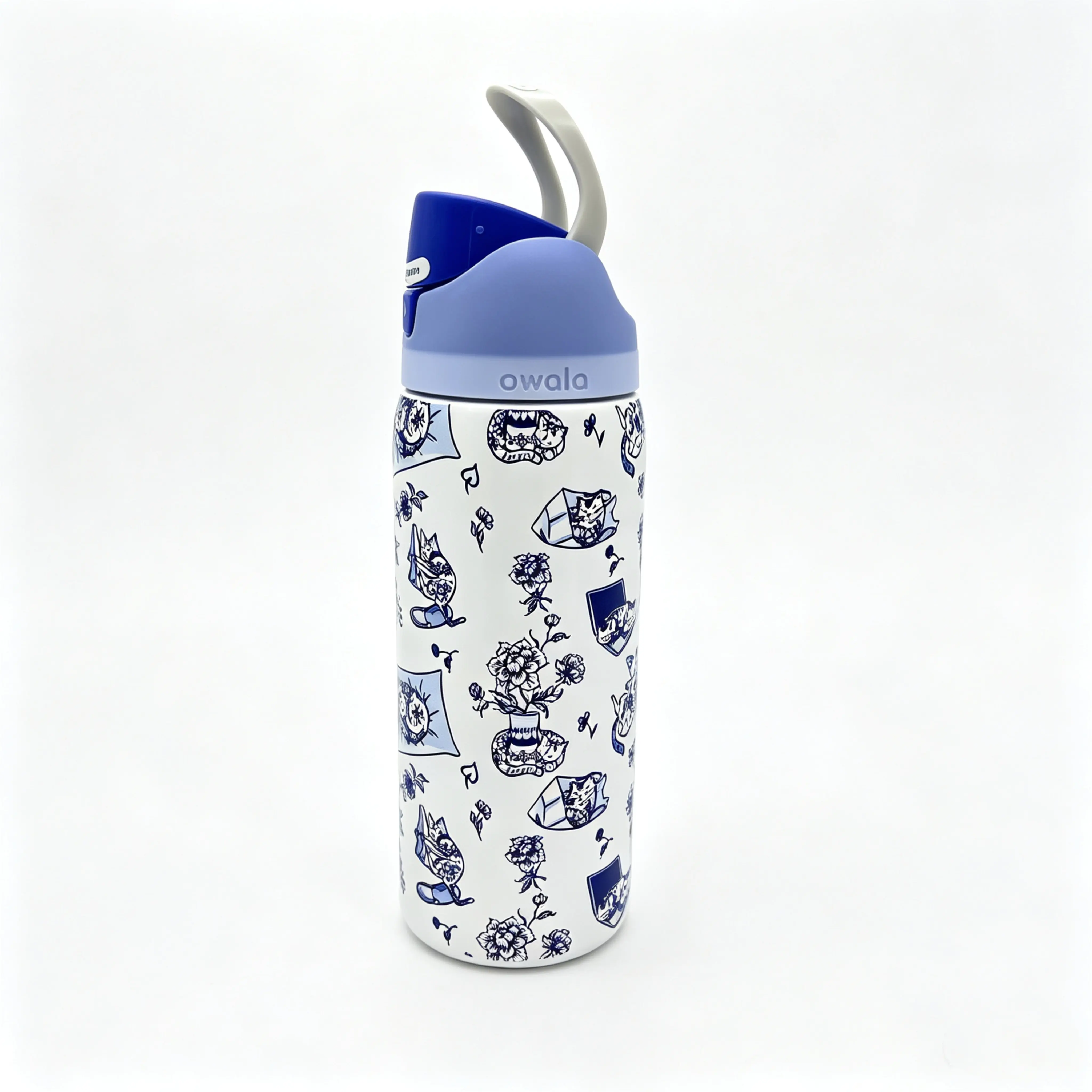 32oz Owala FreeSip  Bottle, Vintage Blue & White Cat Floral Toile Pattern Vacuum Insulated Stainless Steel Tumbler, Spill Resistant Flip Top  Bottle for Sports, Commute and On-the-Go golf large capacity spout stylish portable drinkware Stranger Things Mug