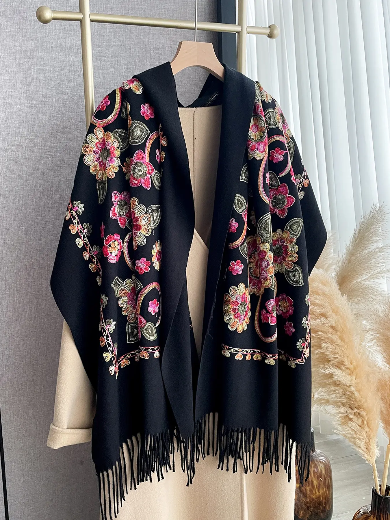 Bohemian Floral Print Scarf, Soft Warm Shawl for Fall & Winter, Casual Fashion Accessory, Modern Style, Fitted Design, Boho Style Scarf, Floral Pattern Shawl, Embroidered Scarf