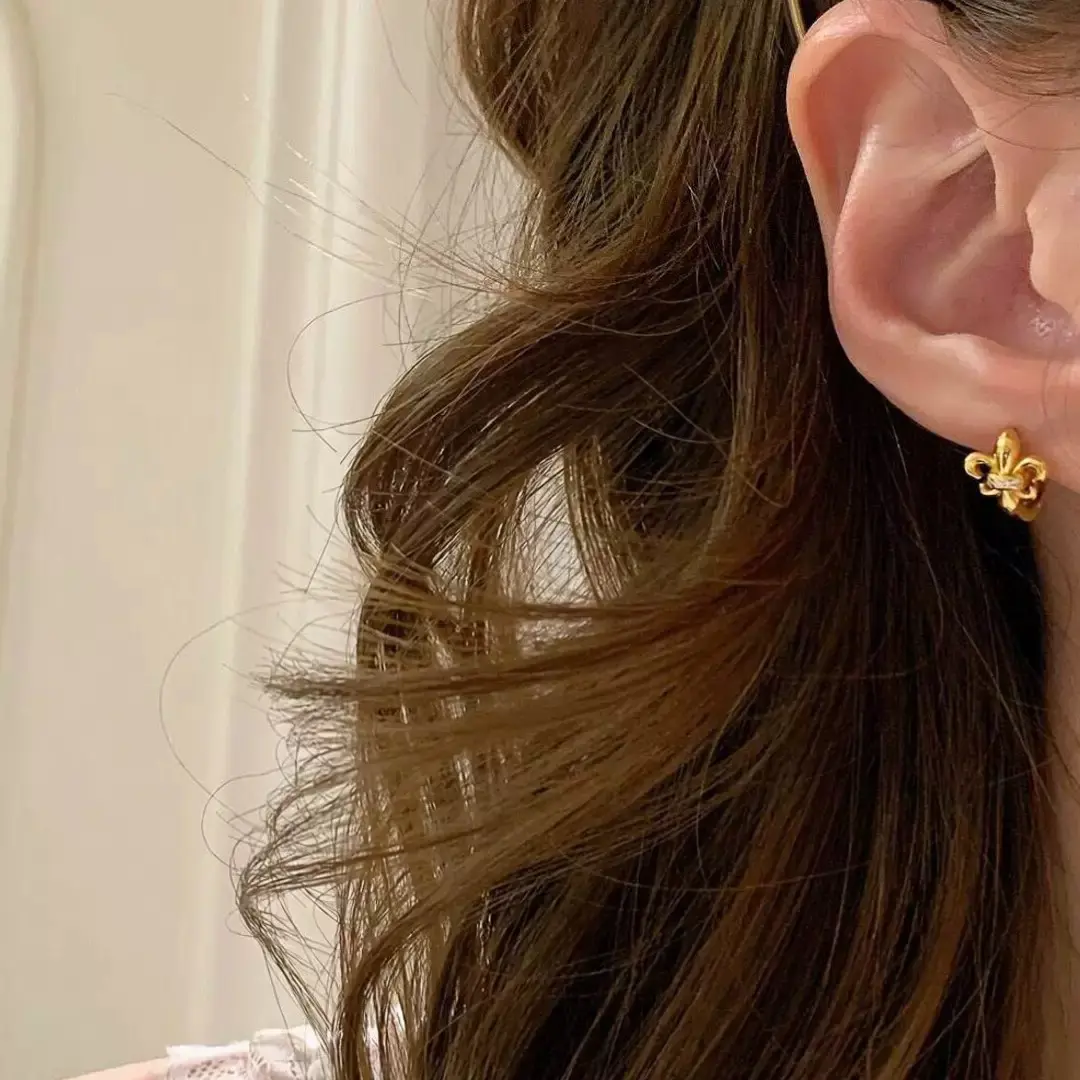 Fleur-de-lis shaped stud earrings