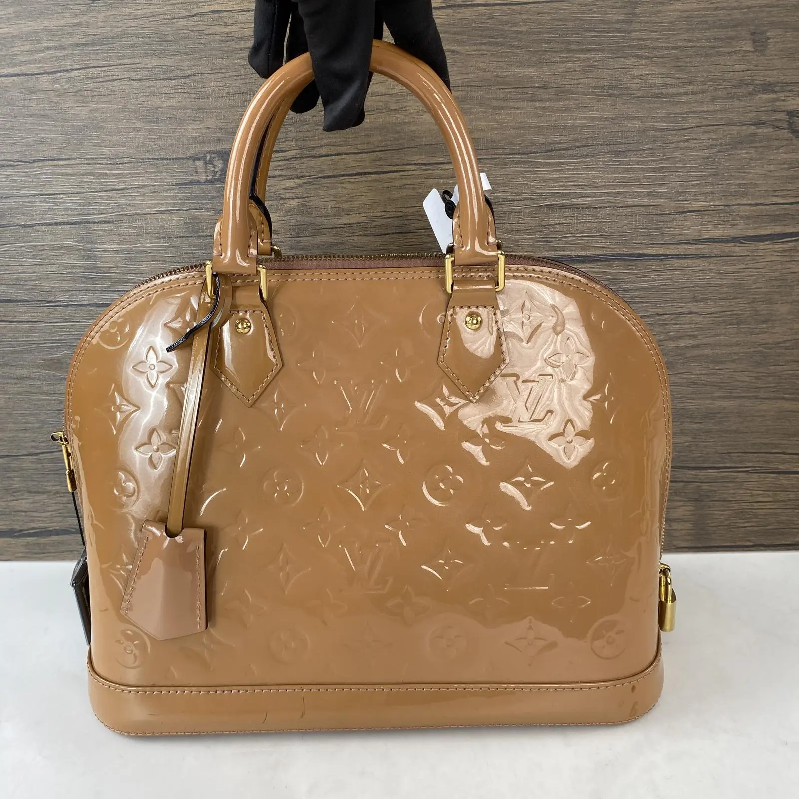 Pre-owned Louis Vuitton patent leather hand bags Alma PM Handbag Monogram Vernis ++ bag necklace