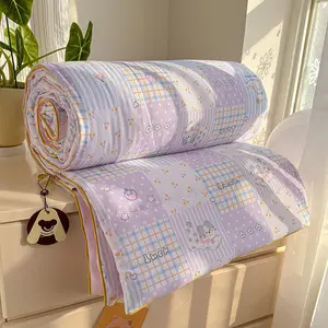 Pingge Cat Strawberry's Sweet and Whimsical Print Summer Lightweight Quilt—an ultra-soft, skin-friendly air-conditioning quilt and summer cooling blanket, perfect for use in summer bedrooms, offices, on beds, in living rooms, and for home relaxation