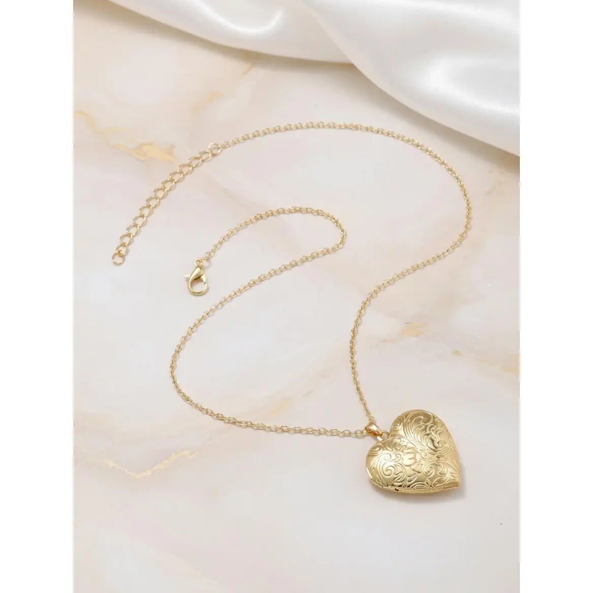 Women's Vintage Gold Heart Locket Necklace - Engraved Flower Pattern, Polished Center, Picture-Holding Metal Coating Pendant, Love-Themed Sentimental Party Gift for Females