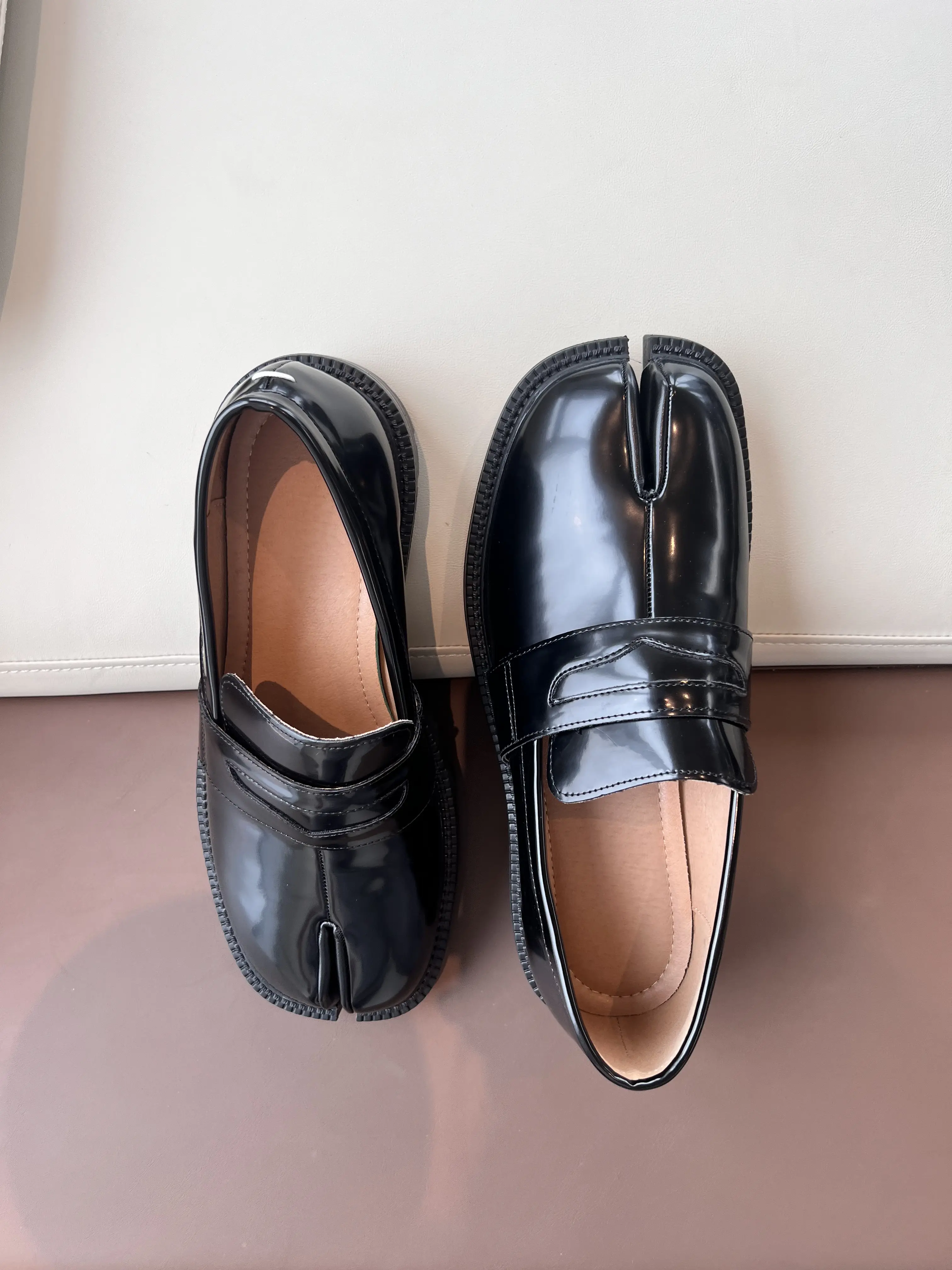Men's Unisex Split-Toe Leather Loafers - 2026 Trendy Plain Black Gloss Patent Slip-On Flats, Thick-Stitch Edge Vintage Streetwear Shoes for Casual, Work Use (Sizes: 40-US7, 41-US8, 43-US9.5), Black Loafers, Ankle, Chic, Classic Slip-Ons & Flat Shoes, Toe
