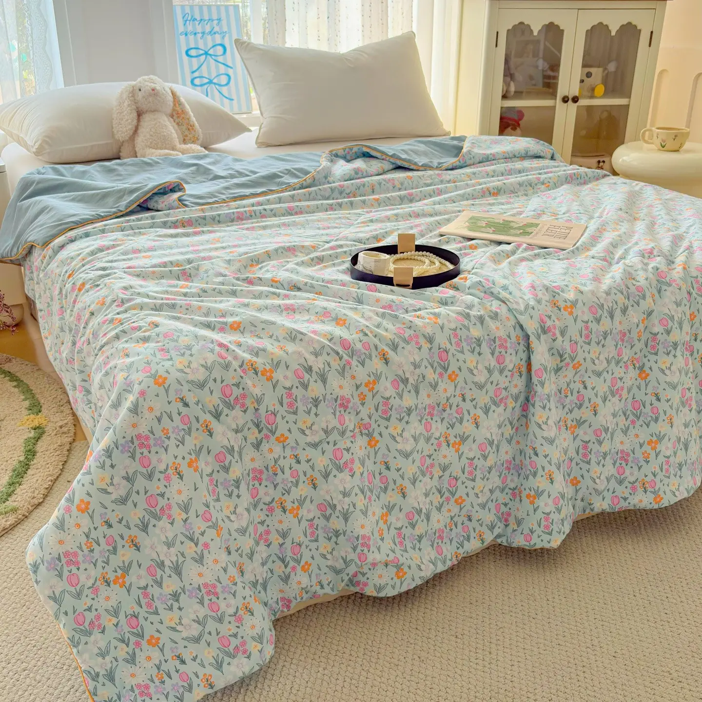 Small Floral Print Summer Quilt, Air Conditioning Thin Blanket, Ultra Soft Skin-Friendly, Breathable Summer Quilt, Ideal for Bedroom and Living Room, Perfect for Summer Use, Lightweight Quilt, Soft Lightweight Quilts