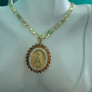 Beautiful chain size 22 con Pendant de la virjen de Guadalupe gold plated