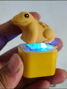 Unzip the keychain, the toad's croaking finger toy, the keyboard finger toy that can make croaking sounds, relieve anxiety and stress, a unique sensory gadget