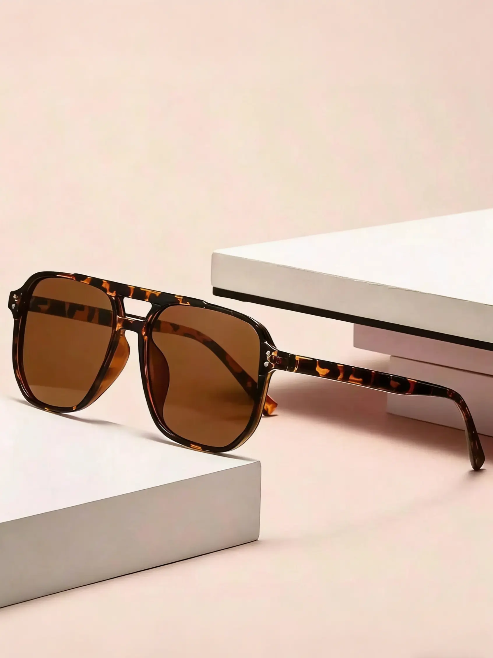Large Frame Gradient Sunglasses, Summer Trendy Sunglasses, Fashionable Face-Slimming Design, Casual Style, Perfect for Beach Vacation, Outdoor Activities, Wrap Around Sunglasses, Trending Glasses, Trendy Beach Eyewear