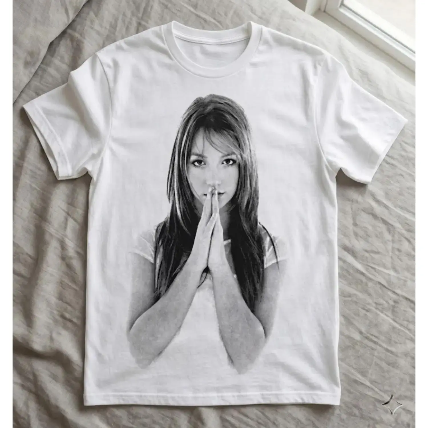 Vintage Pop Icon Graphic Tee with Aesthetic Y2K Style Retro Celebrity Inspired T-shirt Minimalist Black and White Portrait Tee 90s and 2000s Fashion Outfit Streetwear Trend Perfect Gift for Pop Culture Enthusiasts