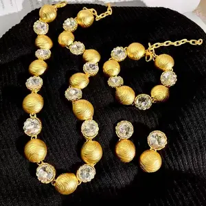 The whole set is a retro mid-ancient court style light luxury jewelry set.