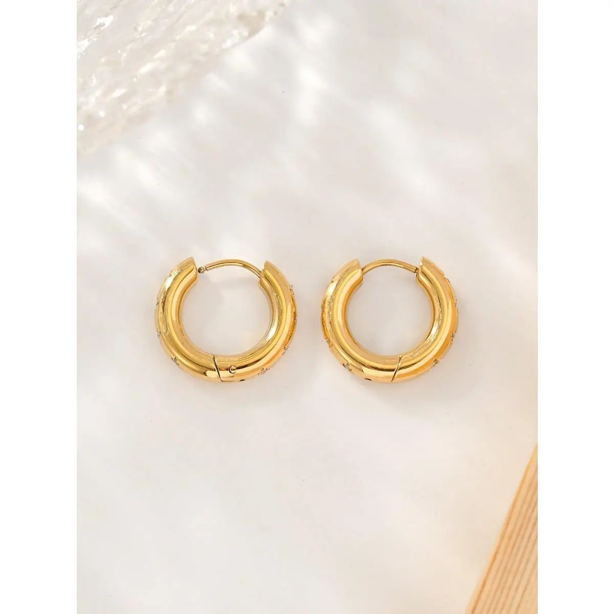 Elegant Star Stud Earring for Women, 1-Piece in Gold Stainless Steel with a Synthetic Zircon Gem Accent, One-Piece