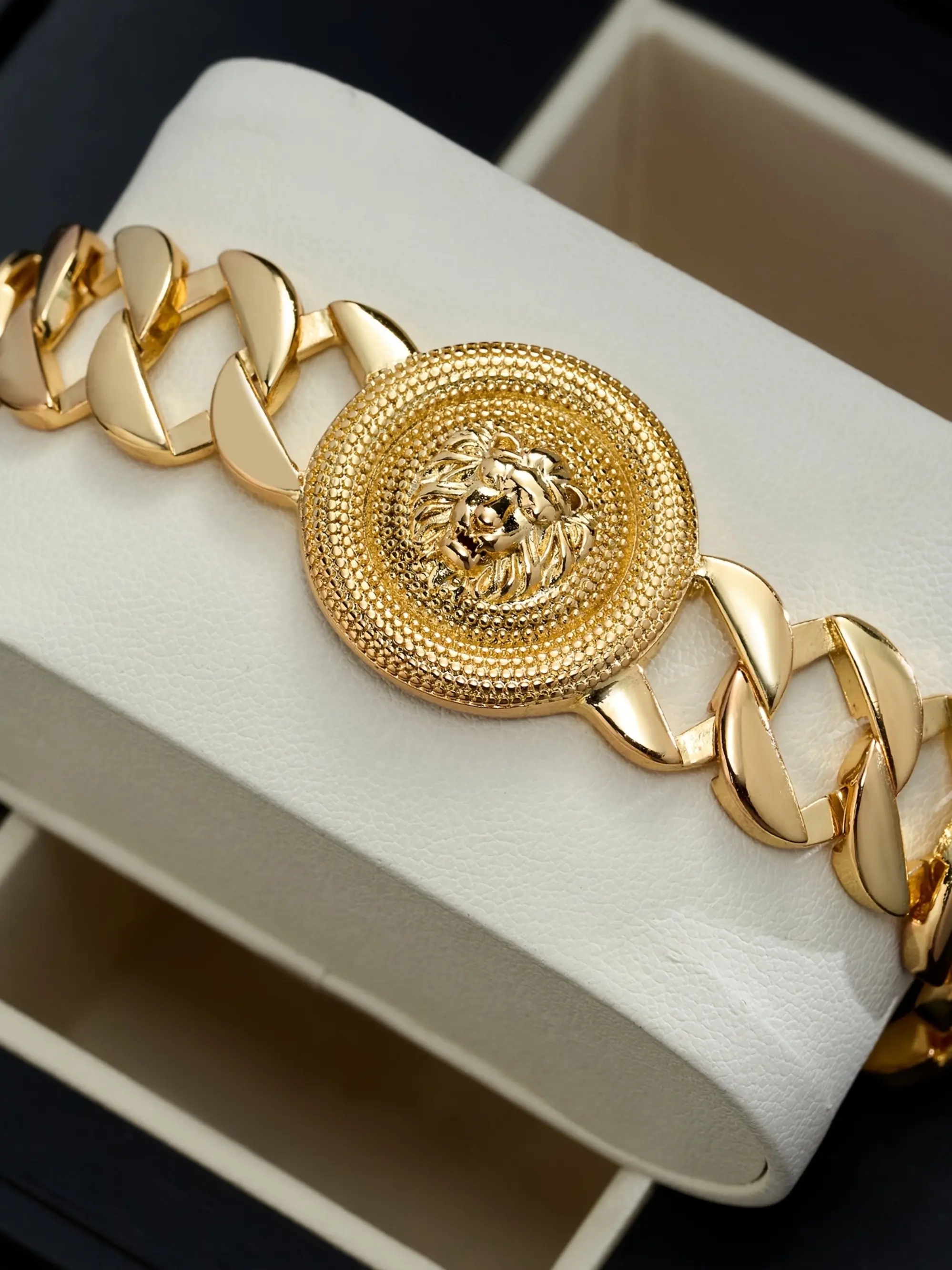 Men's and women's fashionable and creative gold lion head decorative bracelet, Chain Bracelet, Cuff Bracelet, suitable for street and business fashion jewelry accessories, ideal gift for trendy holidays, birthdays, and Father's Day