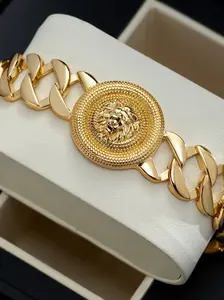 Men's and women's fashionable and creative gold lion head decorative bracelet, Cuff Bracelet, suitable for street and business fashion jewelry accessories, ideal gift for trendy holidays, birthdays, and Father's Day