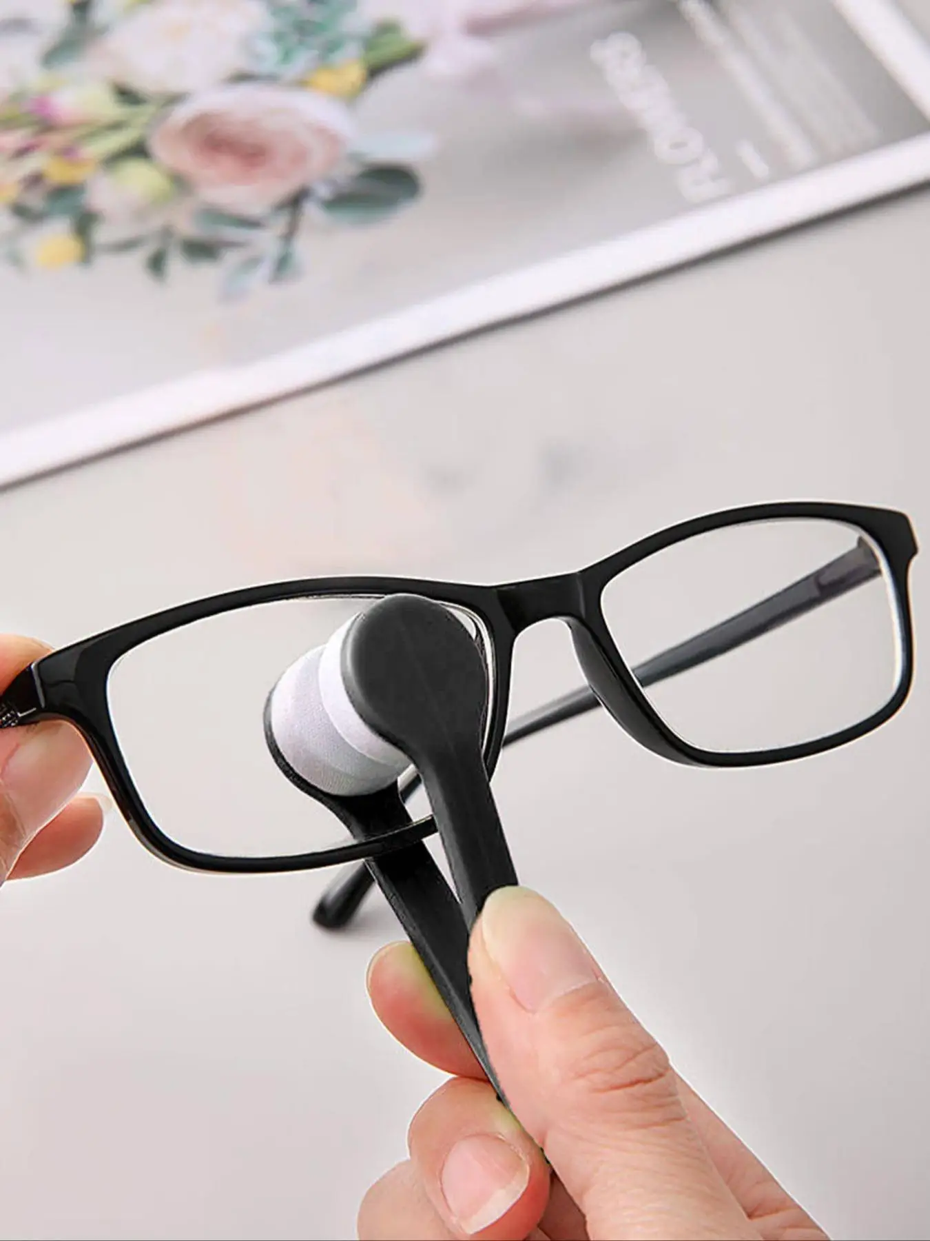 2024 Summer Mini Microfiber Glasses Brush Holder, Special for Glasses Lens Soft Cleaning, Multifunctional Portable Glasses Cleaning Clip