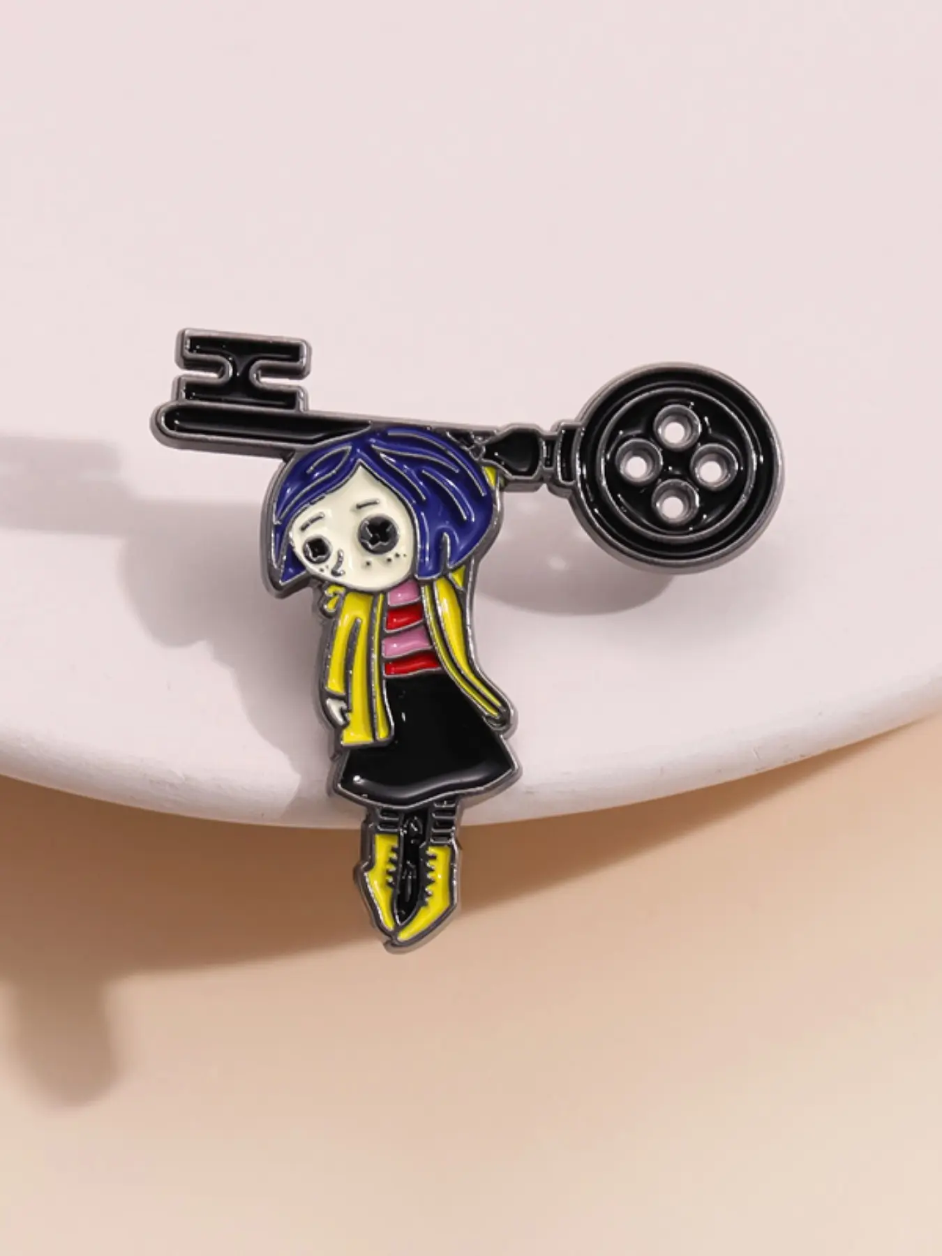 Gothic Theme Badge, Vintage Key Design Button Eye Brooch, Ideal for Gothic Anime Fans & Retro Culture Collectors