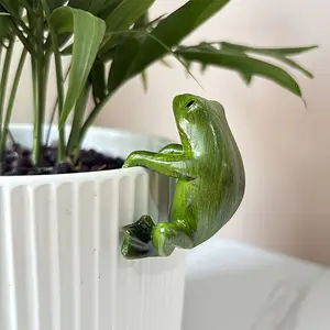 Collectible ornament, 1 mini cute resin frog statue, climbing on top of a flower pot, interior decoration sculpture, perfect for garden and home decoration, ideal gift for Thanksgiving, Mother's Day, Halloween, Christmas, no feathers, no electricity