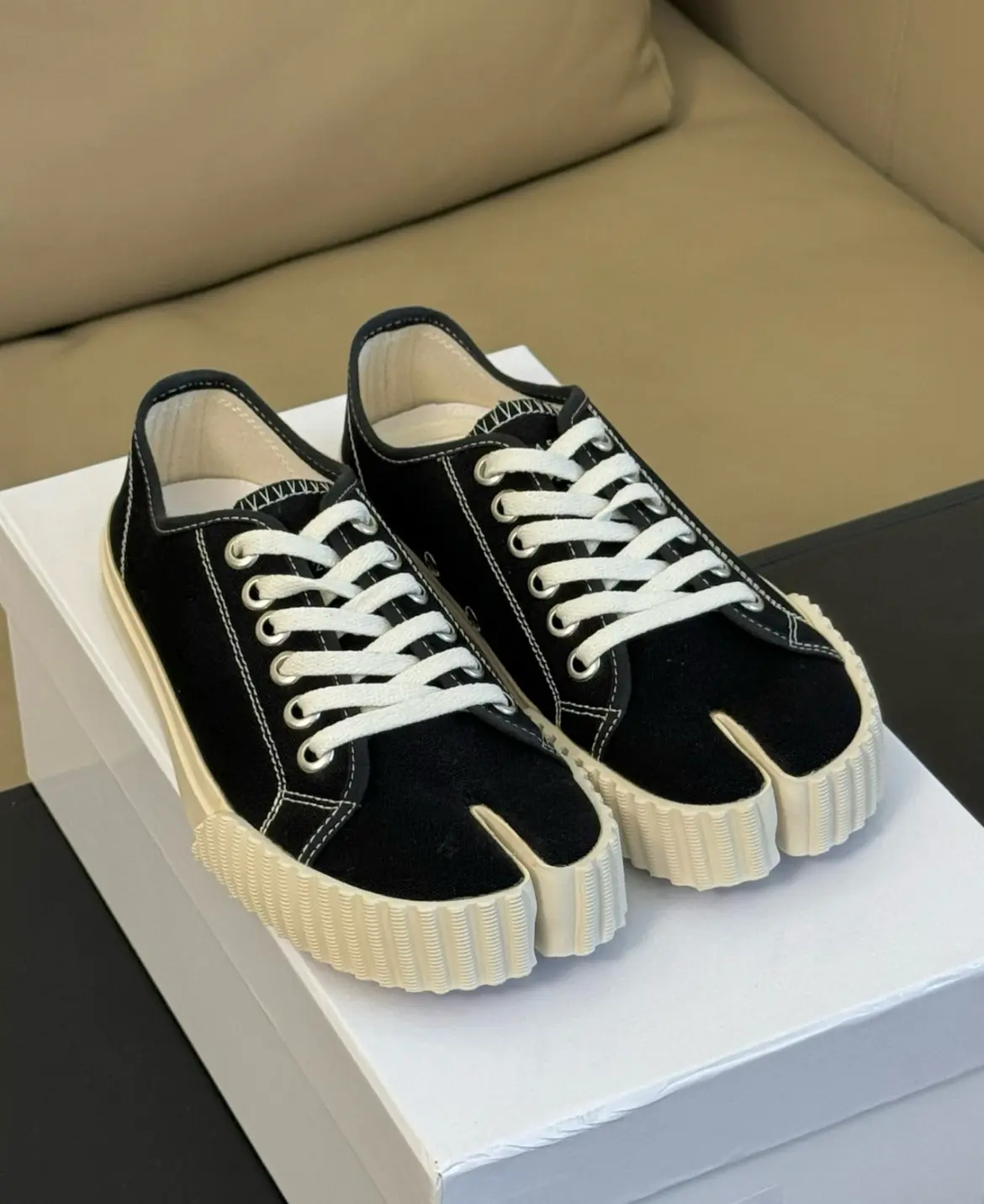 Couples’ canvas shoes with a split toe, lace-up casual shoes with a thick, serrated sole, trendy street-style low-top commuter shoes, available in black and white.Black & White Commuter Street-Style Footwear