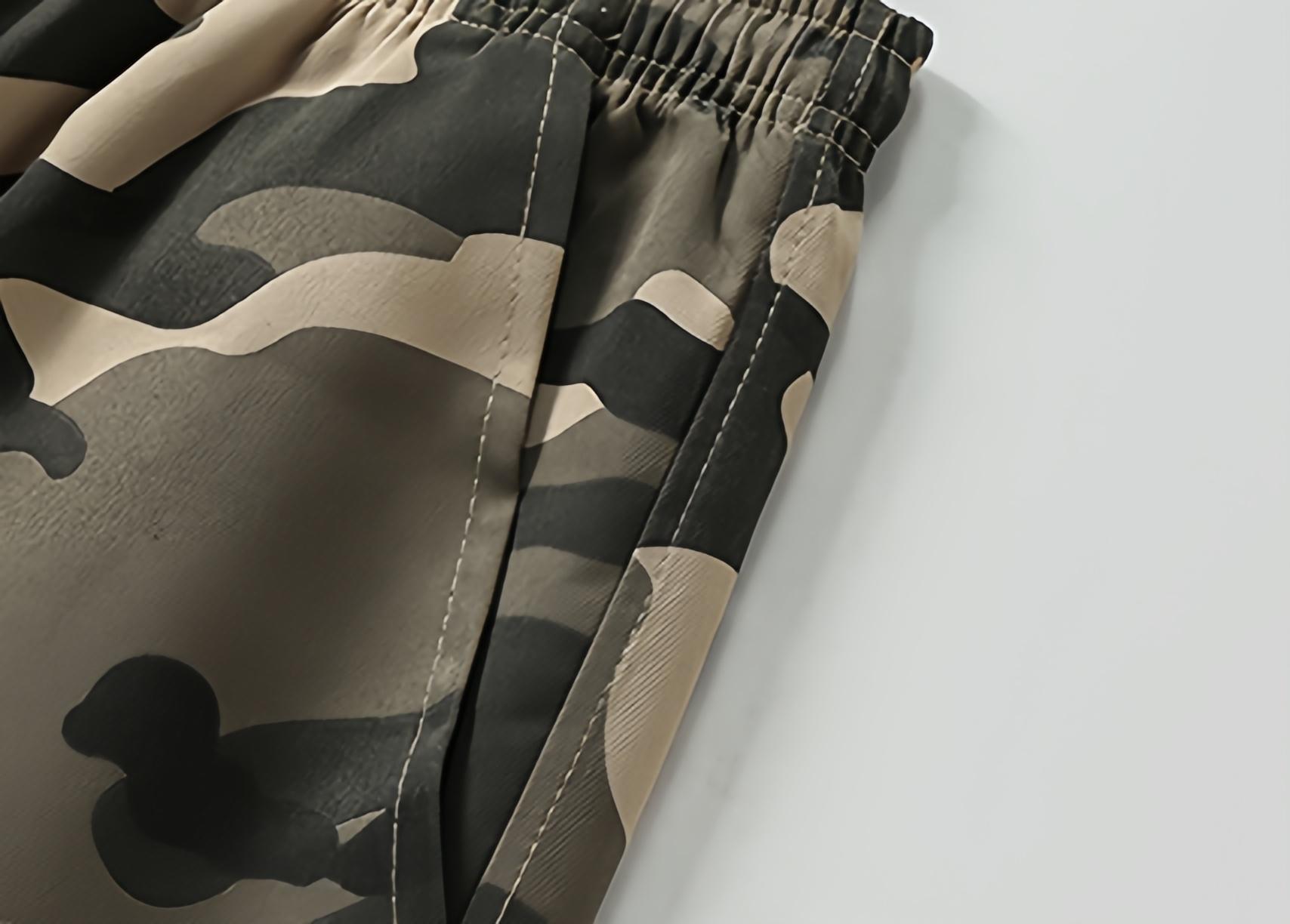 Men’s camouflage cargo shorts with elastic waistband and drawstring, casual shorts with pockets, breathable for summer outdoor wear, stylish streetwear for everyday hiking and travel