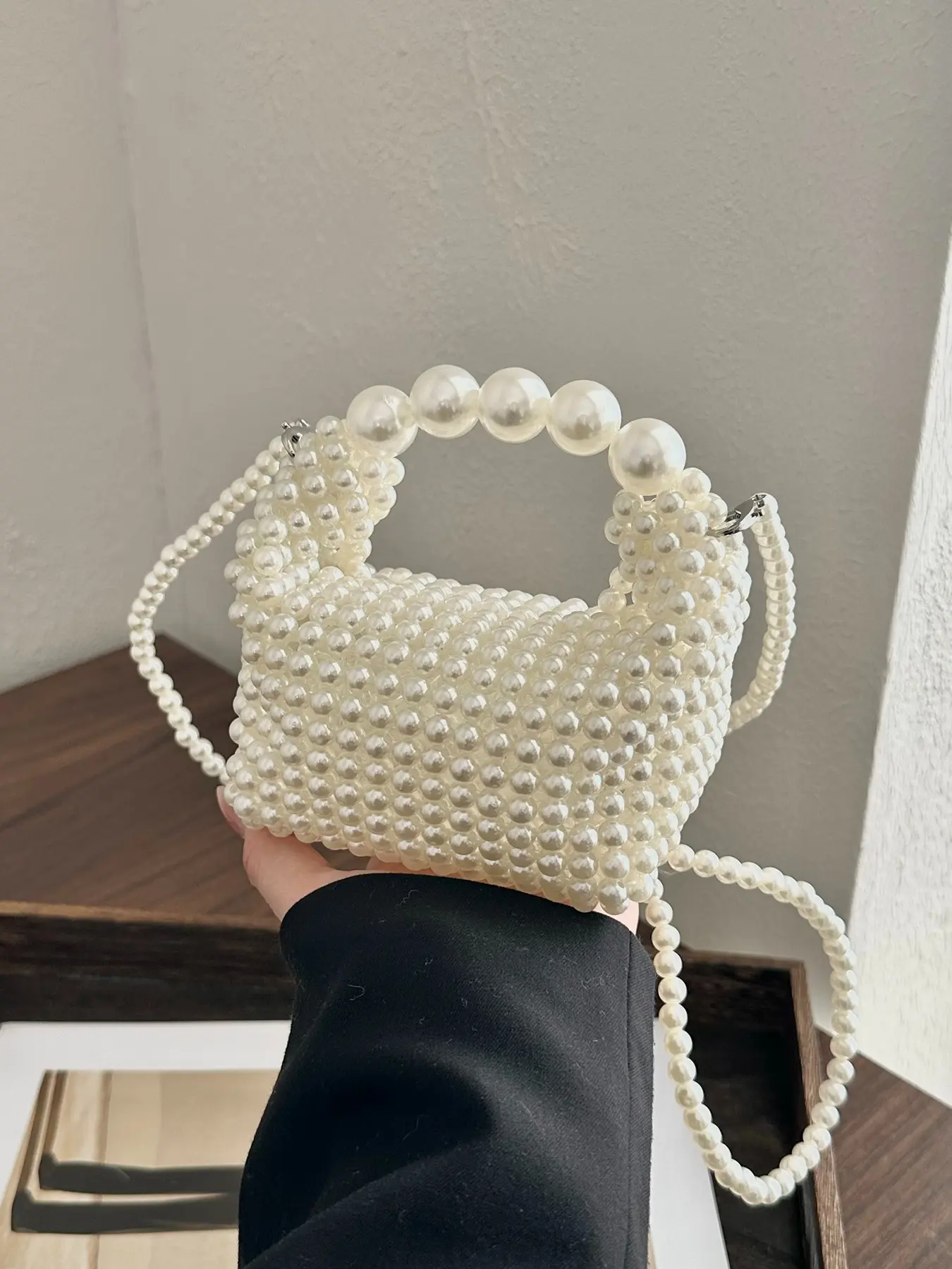 Gentle, light luxury style, niche design, pearl handbag, compact, exquisite, fashionable, personalized single shoulder crossbody bag, detachable shoulder strap design, suitable for attending dinners, parties, and dates, Elegant Crossbody Bag