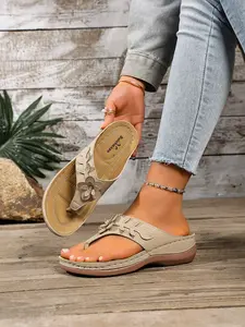 Women's fashionable floral wedge flip-flops feature arch support design for all-day comfort without rubbing your feet. The non-slip thick sole provides invisible height enhancement, suitable for multiple scenarios such as commuting, beach outings and vaca