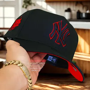 Black New Era 9FORTY New York Yankees Curved Brim Baseball Hat, Red Outline Embroidered NY Logo & Red Undervisor, MLB Streetwear Cap, Limited Edition 2026 Urban Streetwear Gorra premium, moda urbana para hombres y mujeres