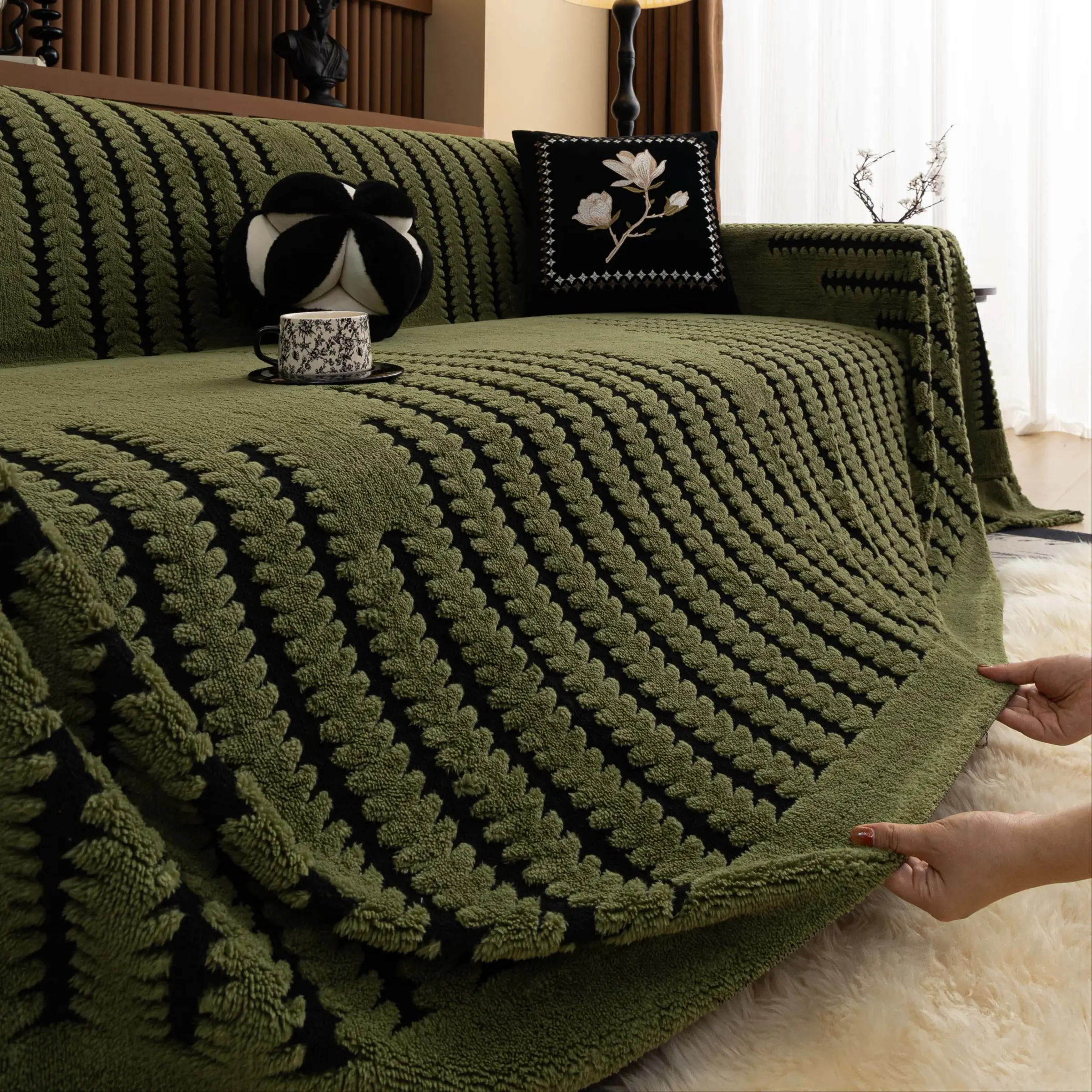 1Pc thickened Short Furry sofa cover for autumn & winter warmth, Sofa Throw Blanket Furniture Protector, Washable Sofa Slipcover for Sectional, Loveseat, Armchair & 2/3/4 Seater Couches for Living Room Decor Sofa Couch Covers