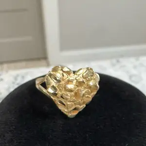 Anillo Nugget Diseño de Corazón en Oro de 10K Joyería Fina para Mujeres