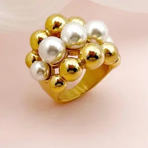 Anillo dorado con perlas de imitación. En acero inoxidable