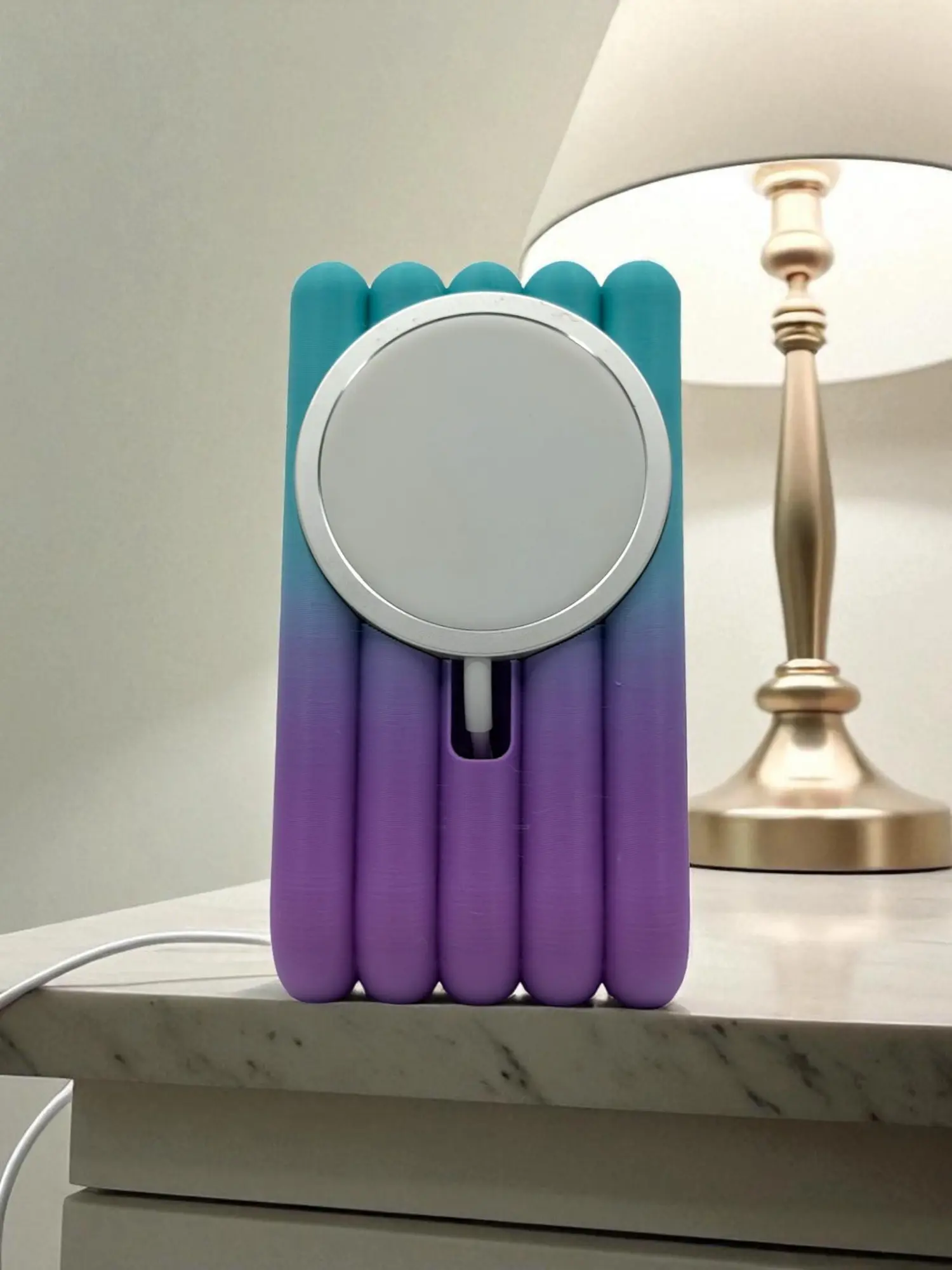 Cosmic Cake Charger Stand – MagSafe iPhone Dock, Gradient Charging Holder, Modern Desk & Bedside Organizer