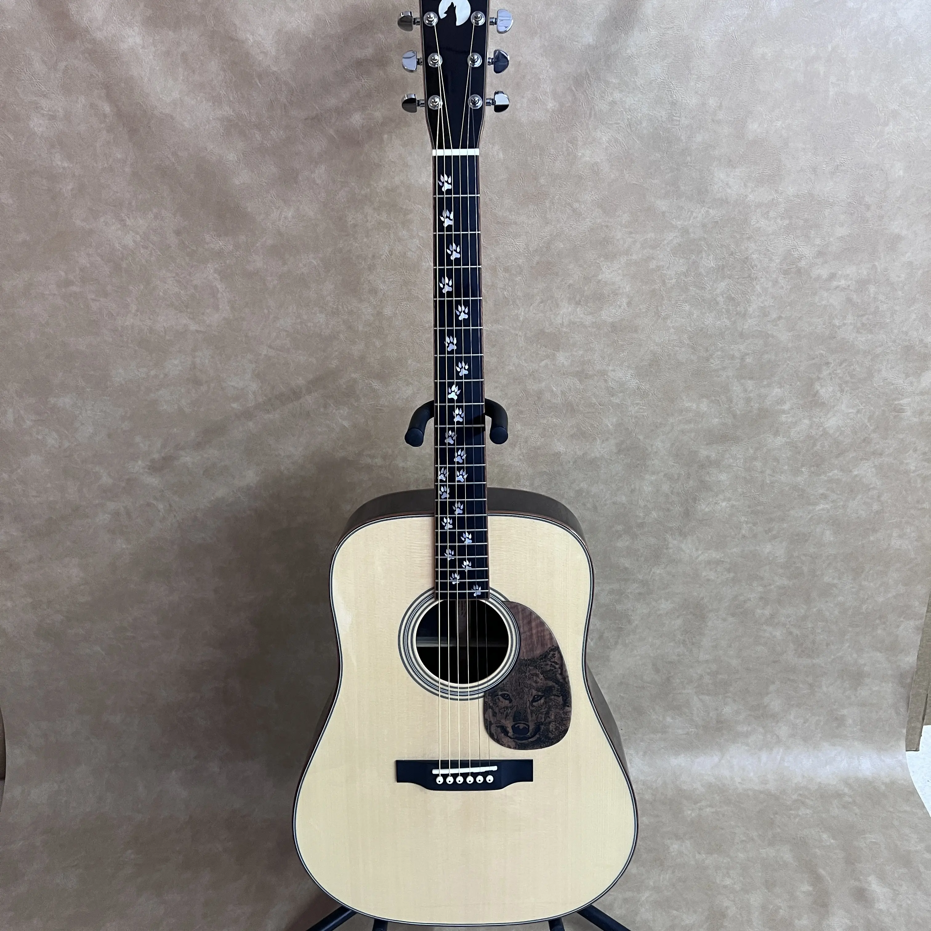 Right-Handed Wolf King Dreadnought Wood Folk Acoustic Guitar, 6 Strings, 20 Frets, Ebony Fingerboard, Bone Nut, Rosewood Component, Suitable for Professional Recording