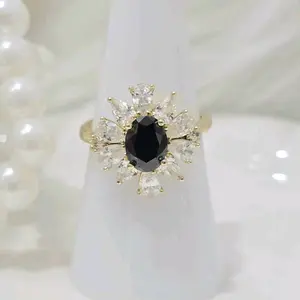 Anillo de piedra oscura y petalos clear a todo su borde. Laminado 14k