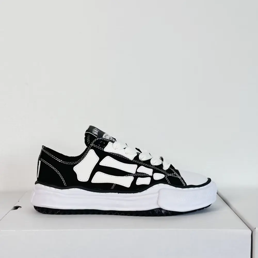 Sole Lace Sneakers - Closed Low-Top Round Toe Canvas Trainers with Distressed Effect, Casual Fashion Footwear for Women