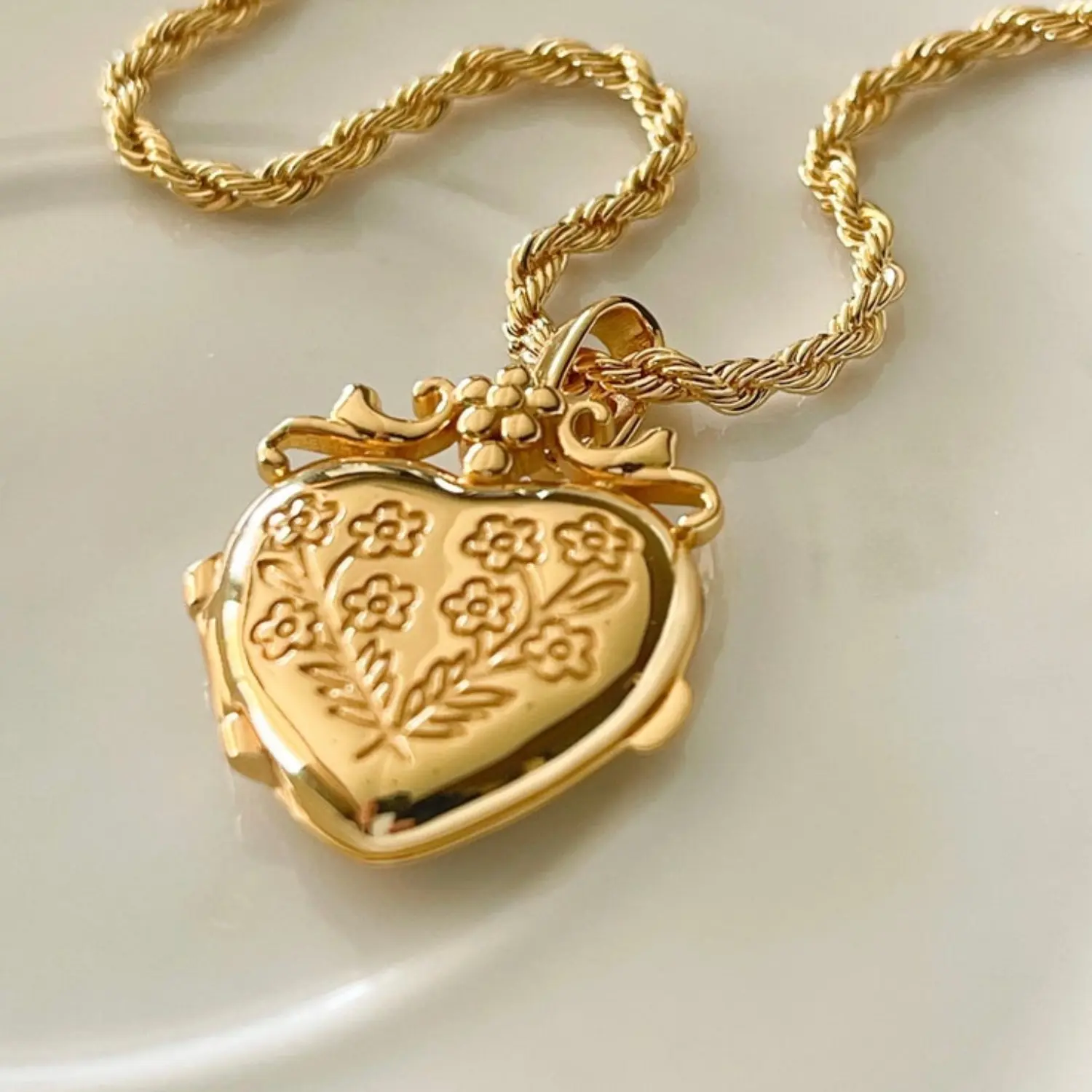 Gold-Toned Flower Locket Necklace for Women, Elegant Copper Chain with Openable Photo Pendant, Dainty Minimalist Clavicle Jewelry, Flower Motif, Nature Themed Gifts, Photo Locket, Female, Minimalist Costume Accessory, Chain Jewelry Necklaces