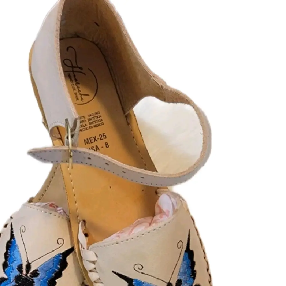 unico par de Huaraches para mujer, Unique pair of Huaraches for women.