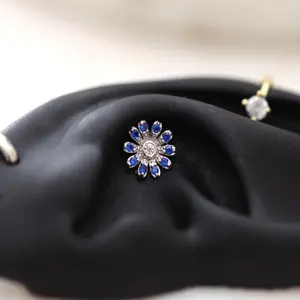 Water Lily Flower Threadless Labret • Conch Bloom Flower • Floral Lobe Piercing • July Birthday Flower Cartilage Earring • Statement Stud
